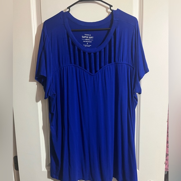 Super Soft crewneck with vertical slash tee - Picture 6 of 8